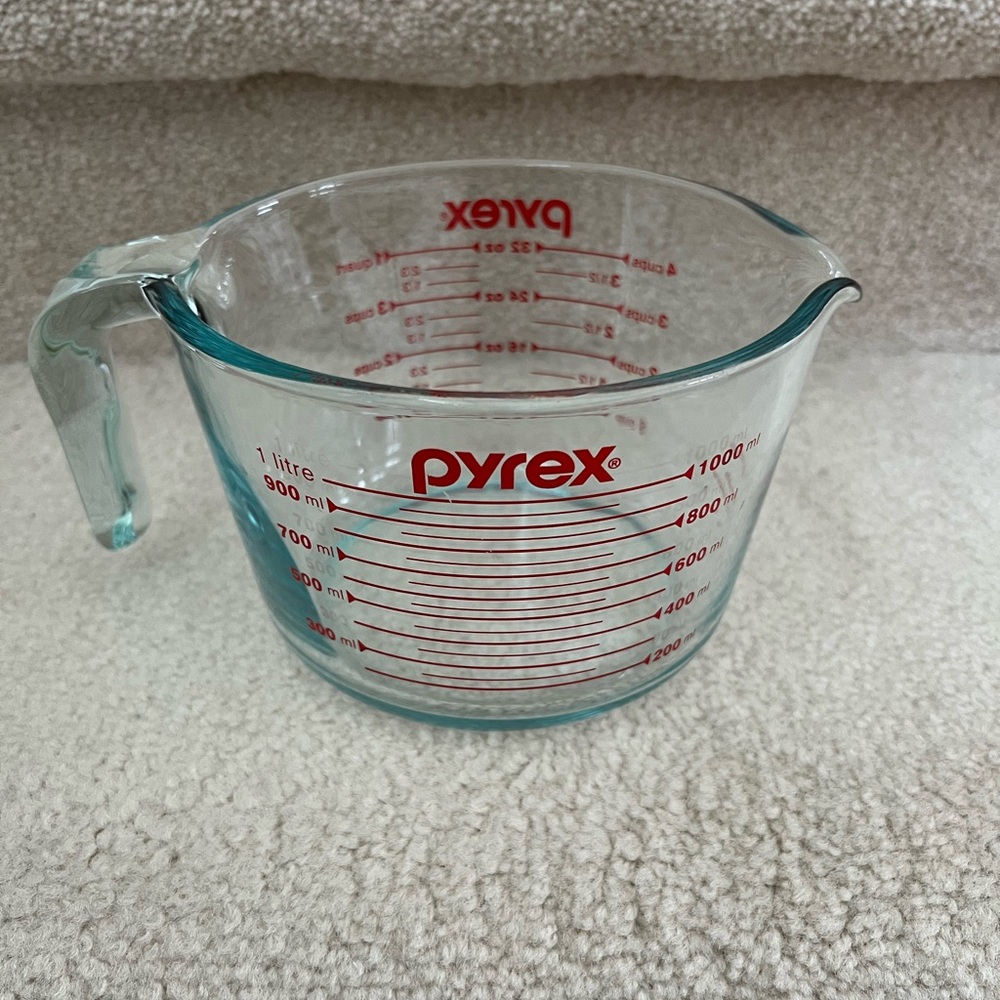 Pyrex Vintage 4 Cup / 1 Quart Measuring Glass Red Lettering - Picture 2 of 4